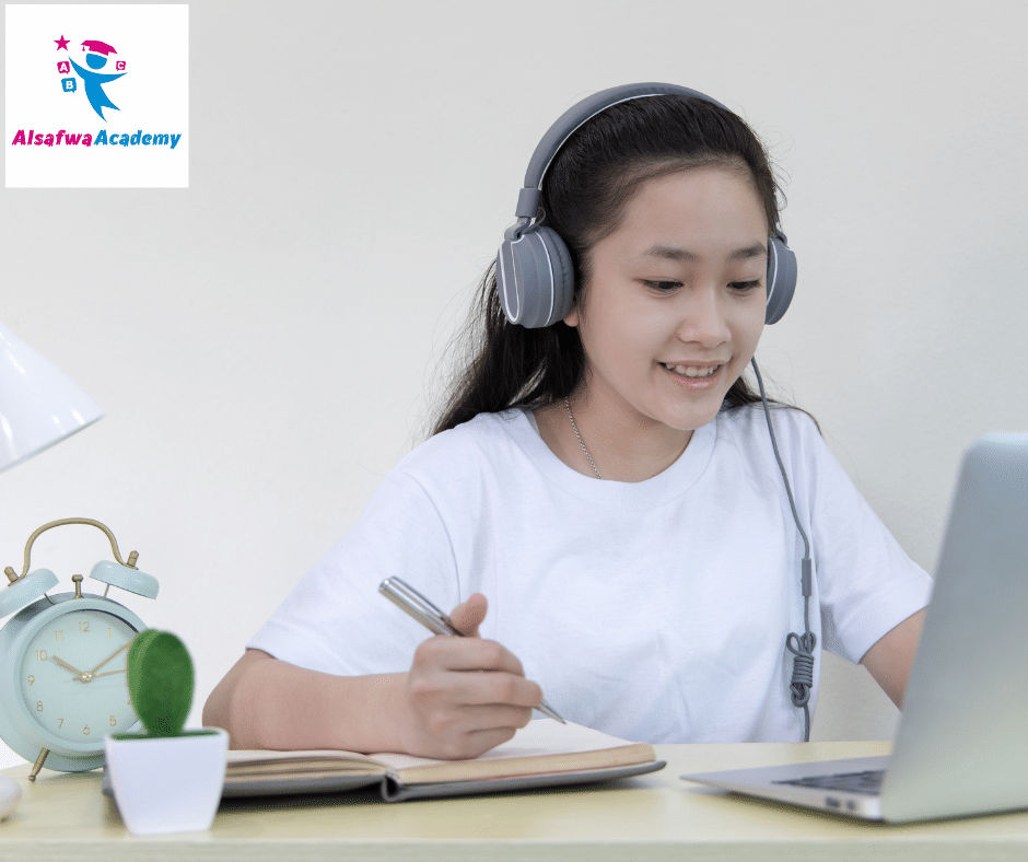 صورة لطفل صغير يبتسم أثناء الاستماع إلى أغنية تعليمية بالإنجليزية، مما يساعده على تطوير مهاراته اللغوية بطريقة ممتعة.